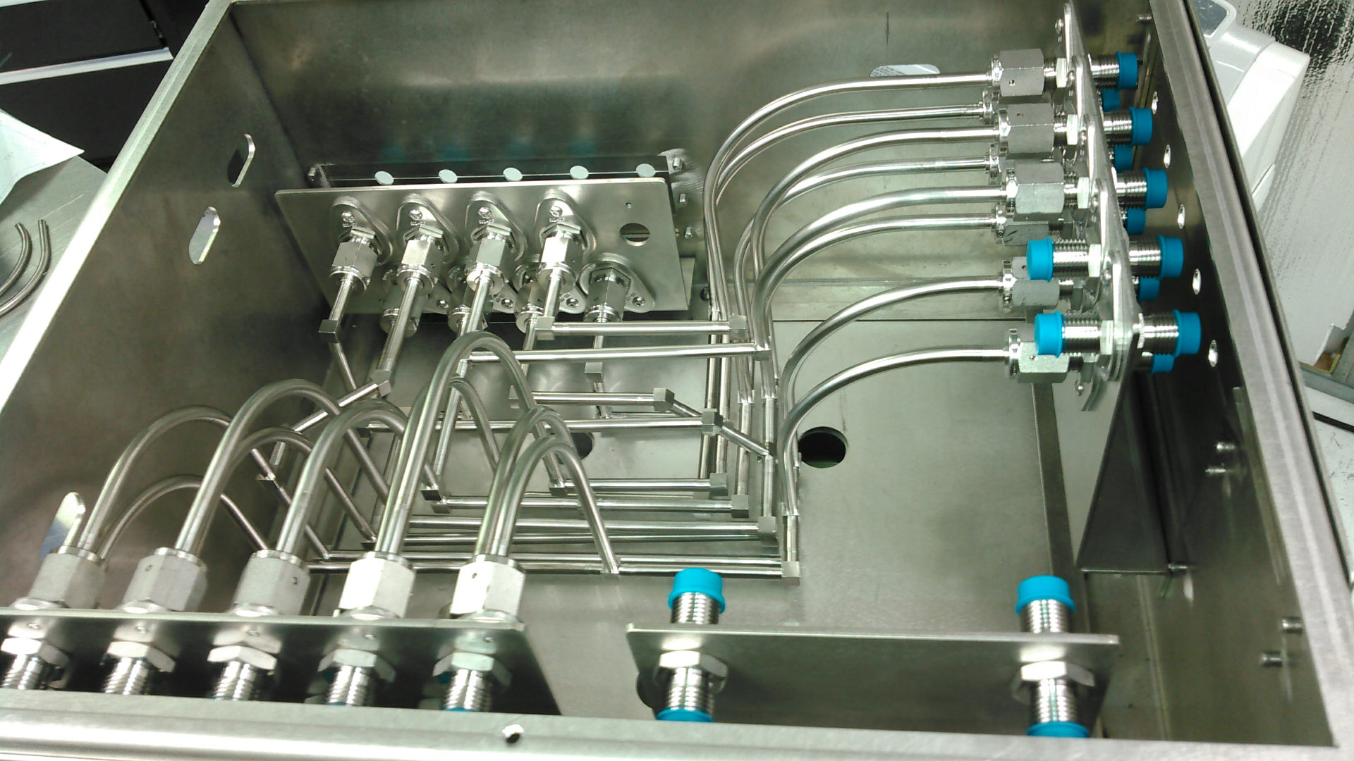 High-purity gas distribution panel